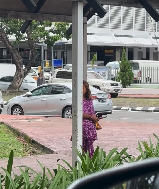 Kanak-Kanak Pengemis Jalanan Di Sabah Bawa Pisau, Netizen Gusar Dengan Situasi Bahaya Ini